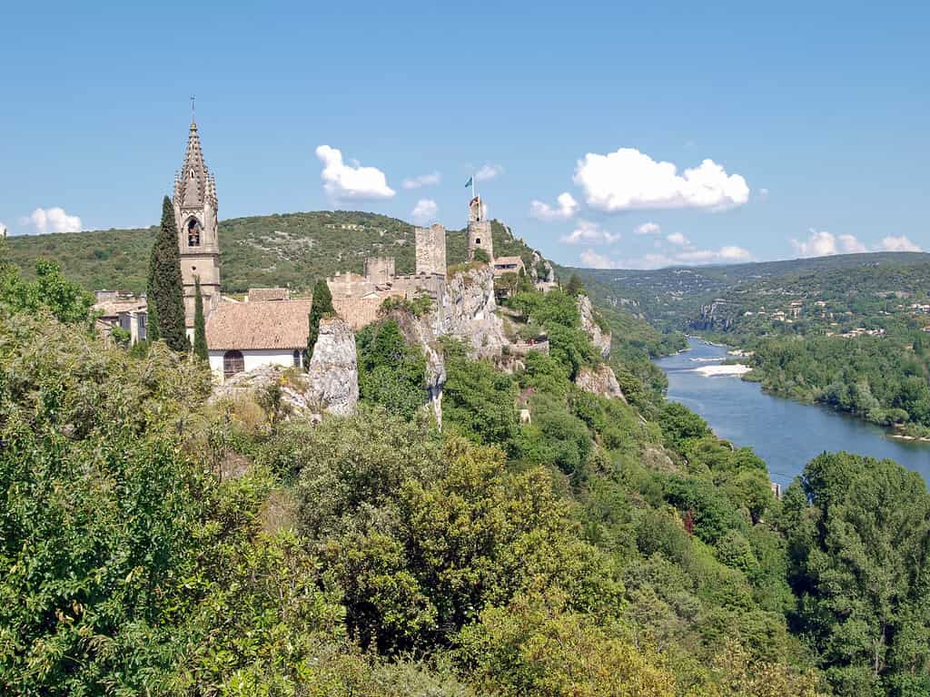 Camping ou hôtel en Ardèche : que choisir pour un séjour réussi ?